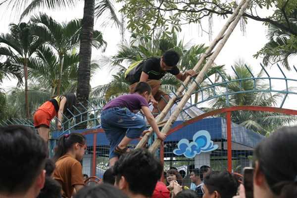 Video: Cảnh tượng hỗn loạn ngày mở cửa công viên nước Hồ Tây