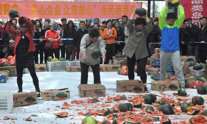Cảnh tượng ít thấy: Tập trung đập dưa hấu trước trung tâm mua sắm