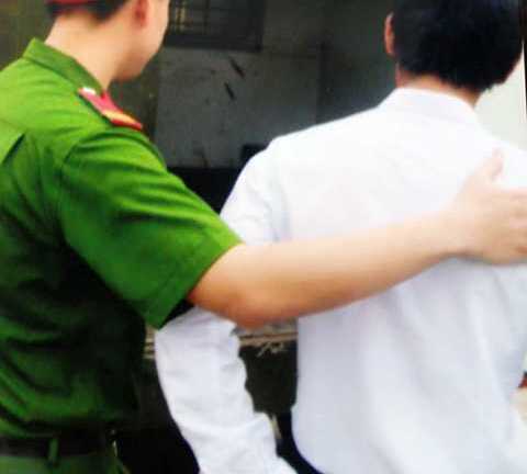 Xôn xao việc Công an vào trường áp giải học sinh lớp 12