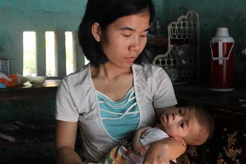 Mẹ ôm con gào khóc ở ga tàu: Hơn 80 triệu đồng đến với cháu bé tim bẩm sinh