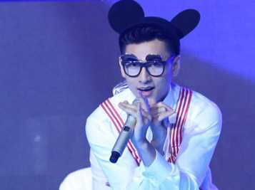 Isaac 'quậy' tung sân khấu với hình tượng chuột Mickey