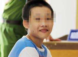 Hung thủ sát hại bé bán vé số tươi cười sau tuyên án