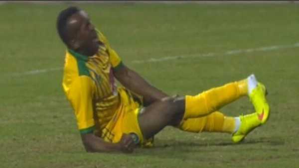 Clip: Cú gãy chân kinh hoàng trên sân cỏ