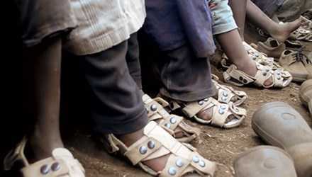 Độc đáo giày tăng kích cỡ cho trẻ em nghèo