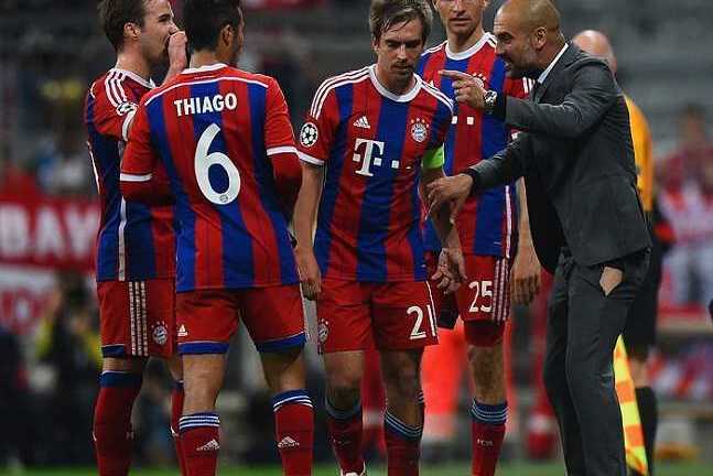 Guardiola rách quần vẫn say mê chỉ đạo