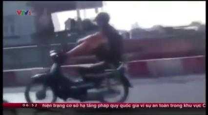 Phản cảm thanh niên khoanh tay lái xe bằng chân