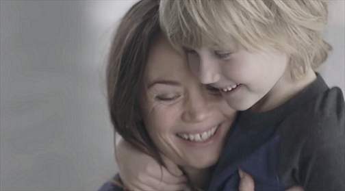 Video bịt mắt tìm mẹ khiến hàng triệu người rơi lệ