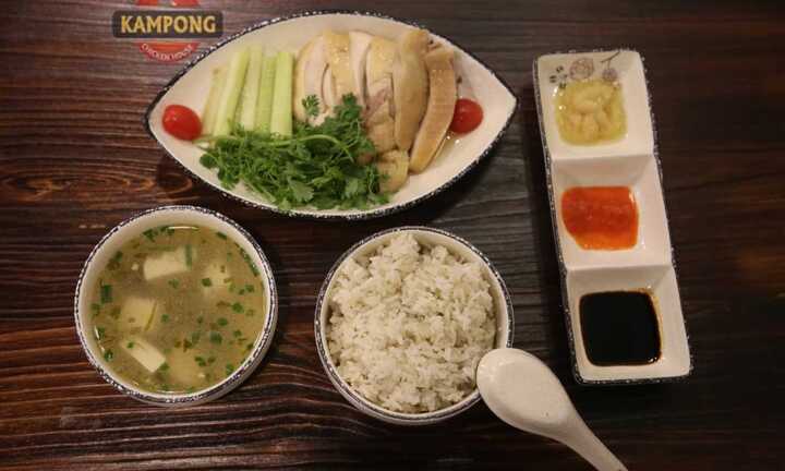 Đi ăn cơm gà Hải Nam Kampong 'ngon lạ' phố Lò Đúc