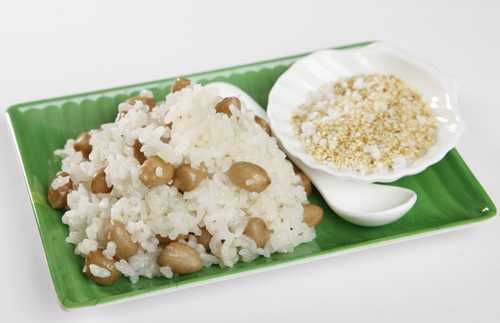 Học cách nấu xôi lạc bằng nồi cơm điện đơn giản, thơm ngon