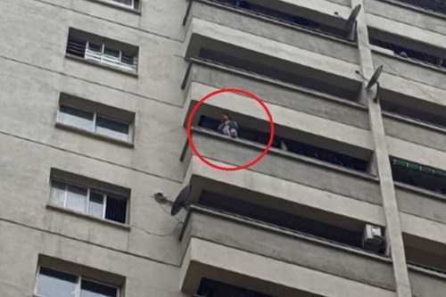 Cứu bé trai đứng ban công tầng 12 khóc đòi bố mẹ