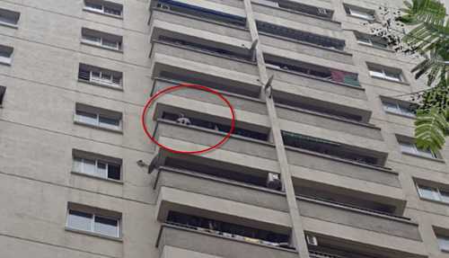 Hà Nội: Bé trai 4 tuổi lơ lửng ngoài ban công tầng 12