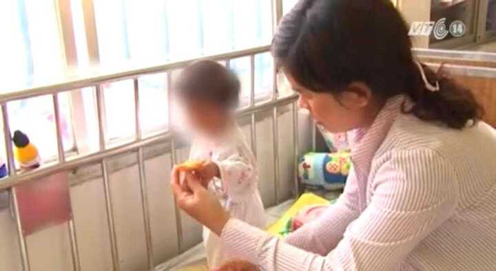 Clip: Bé gái Gia Lai mắc hội chứng 'người chim'