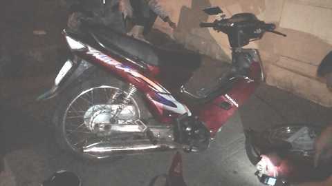 Xe máy gãy cổ giữa đường, nam thanh niên thương nặng