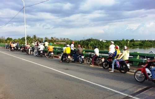 Lật ghe ở TP.HCM, 1 thanh niên mất tích