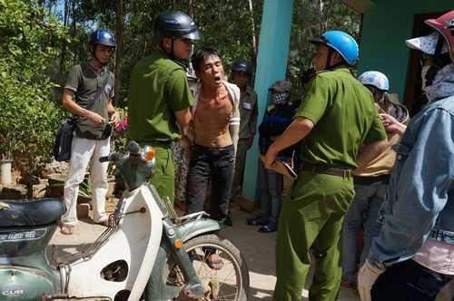 Hai công an bị thương do côn đồ tấn công