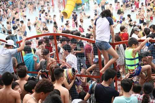 Bí Thư Hà Nội: Trèo rào vào công viên nước Hồ Tây làm xấu Thủ đô