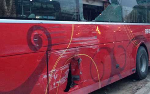 Kinh hoàng xe khách giường nằm 'kẹp đầu' xe tải khi ôm cua