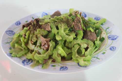 Làm thịt bò xào mướp đắng cho cả nhà