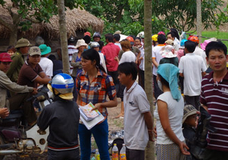 Mâu thuẫn khi chơi bài, dùng liềm cắt cổ hàng xóm