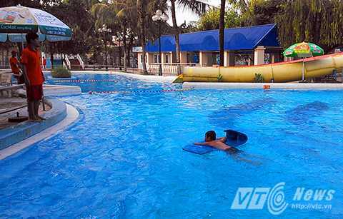 Công viên nước Hồ Tây ảm đạm ngày cuối mở cửa miễn phí