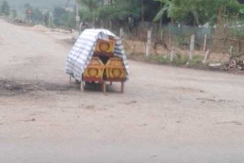 Phản đối thu hồi đất, dân đặt 3 chiếc quan tài giữa đường