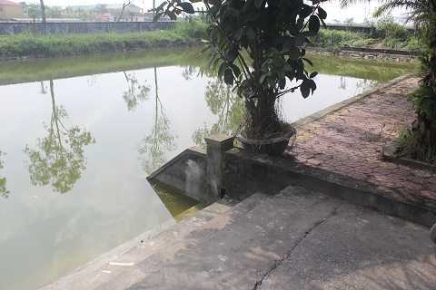 Cùng mẹ đến nhà văn hóa, bé trai rơi xuống hồ tử vong