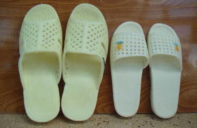 Dép tổ ong: Niềm tự hào một thời của học sinh miền Bắc giờ ra sao?