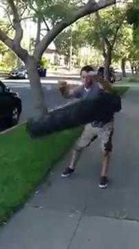 Tròn mắt xem thanh niên lắc vòng bằng lốp xe ô tô