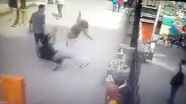 Ngã chổng vó vì trêu khỉ