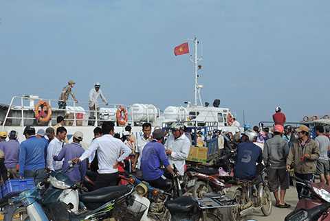 Khách du lịch ùn ùn kéo ra đảo Lý Sơn