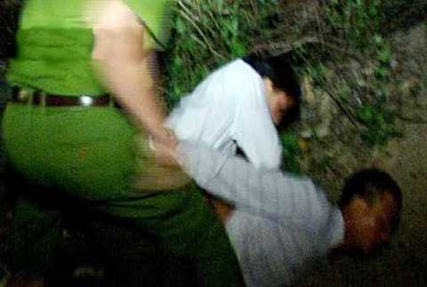 Bị giật Iphone, cô gái đuổi theo đạp bọn cướp