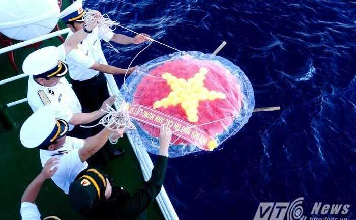 Hàng trăm người tưởng niệm các liệt sỹ Trường Sa giữa Biển Đông