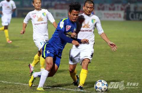 Giẫm vào mặt cầu thủ HAGL, sao Hà Nội T&T trả giá đắt