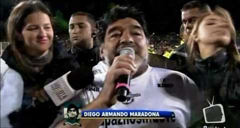 Clip hot: Maradona tát fan nữ, Ronaldo cuống cuồng bỏ chạy
