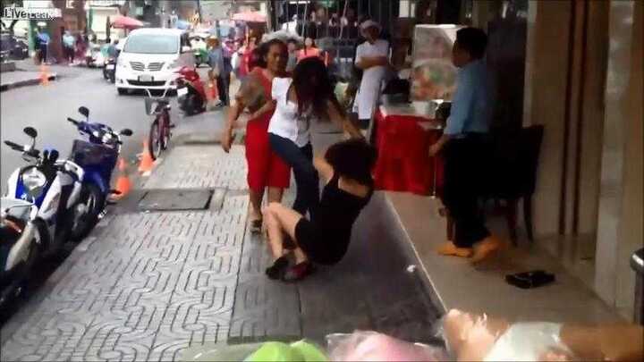 Nữ nhân viên đấm đá khách hàng giữa phố