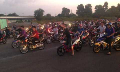 Hàng trăm xe đi 'bão' theo xe 'cọp' làm náo loạn đường phố