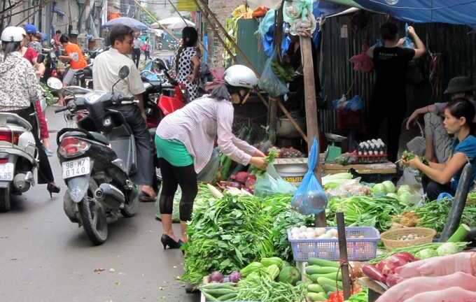 Dịch vụ đi chợ thuê 'hốt bạc' ngày nắng nóng