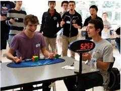 Clip thực hiện kỷ lục thế giới về xoay rubik