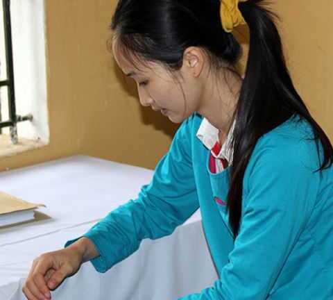 'Bông hoa bản' ôm hàng chục bánh heroin