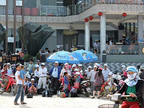 Sau nghỉ lễ, khách du lịch vật vã rời đảo Lý Sơn
