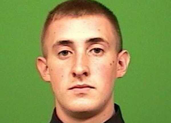 Cảnh sát Mỹ bị bắn trúng đầu khi đang ngồi trong ô tô