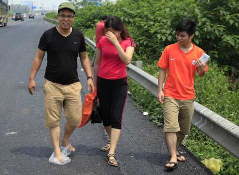 Xe nhồi nhét đuổi khách xuống đường khi bị kiểm tra