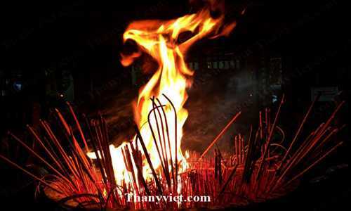 Xôn xao bức ảnh bát hương bốc cháy hình phượng hoàng lửa