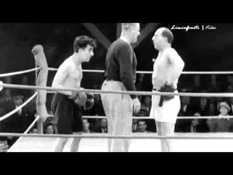 Vua hề Sác lô tiên đoán kiểu 'ôm, chạy, đấm' giúp Mayweather thắng trận