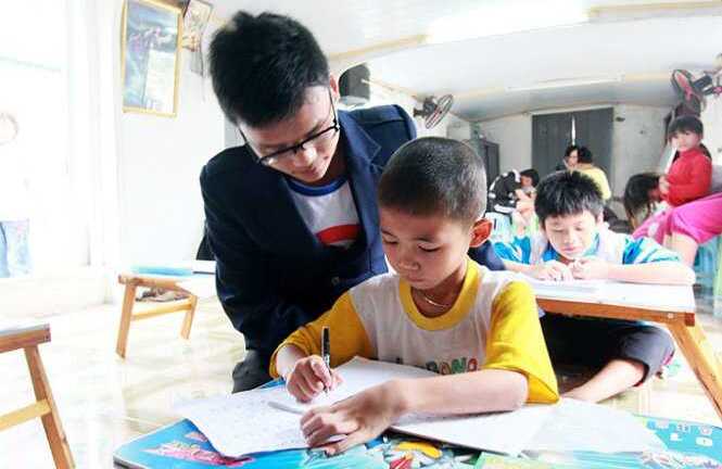 Lớp học tiếng Anh miễn phí cho trẻ em nghèo làng chài