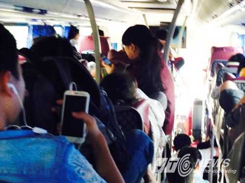 Đình chỉ lái xe nhồi nhét khách được VTC News phản ánh