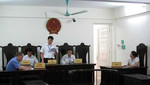 Bi hài bị cáo 'không thèm' đến tòa