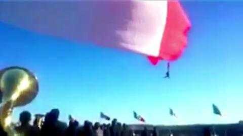 Clip: Gió mạnh thổi bay một binh sỹ lên không trung