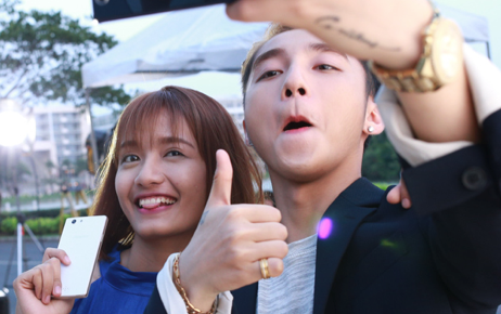 Sơn Tùng M-TP tình tứ với 'bạn gái mới' trong hậu trường