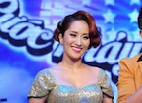 Khánh Thi 'khệ nệ' bụng bầu đi làm dù gia đình ngăn cản